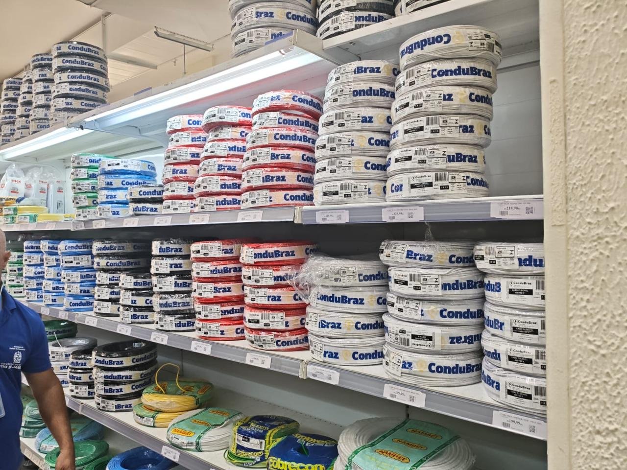 Fios elétricos fora de conformidade apreendidos em fiscalização