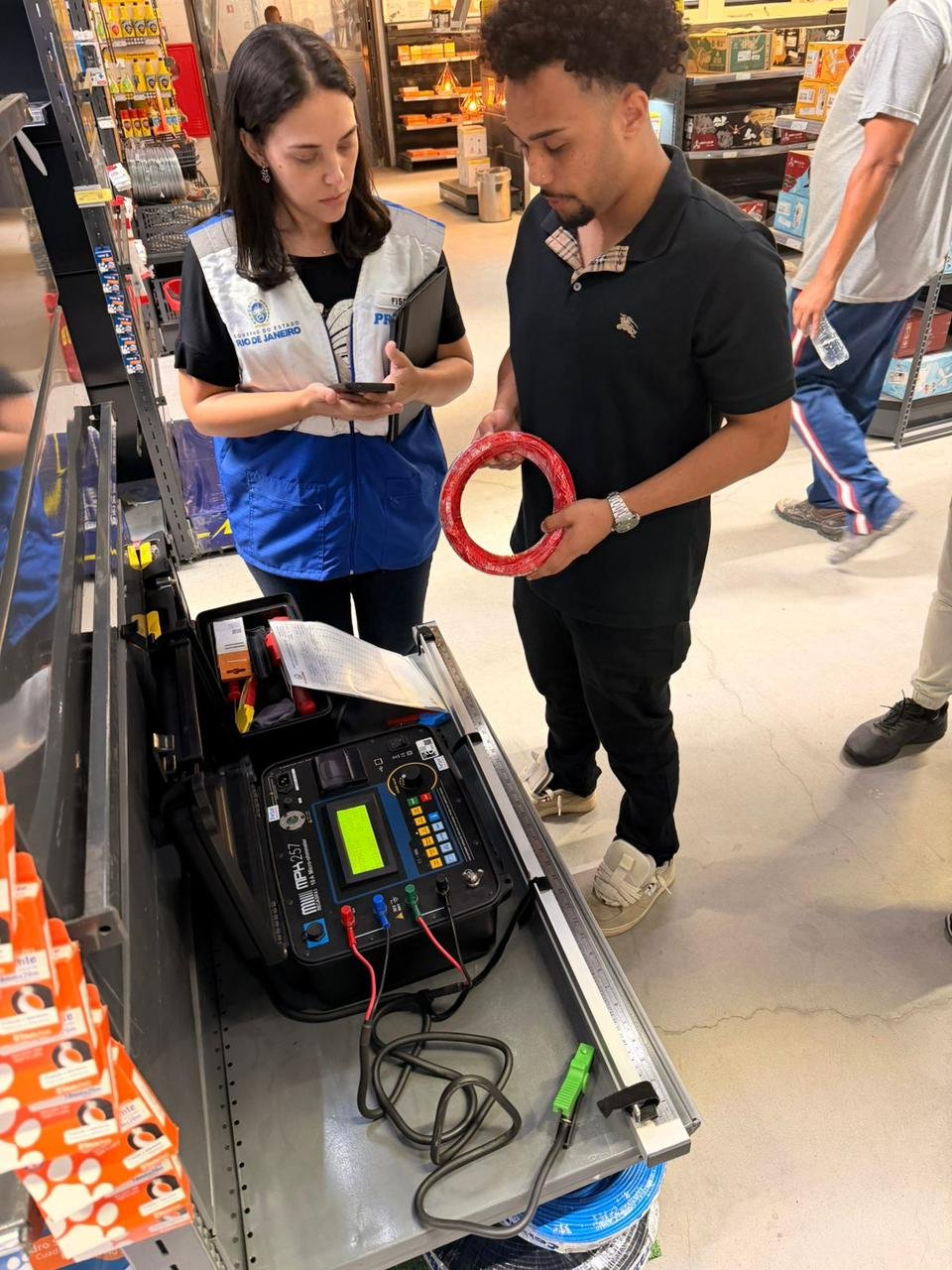 Representante do SINDICEL durante fiscalização de fios elétricos