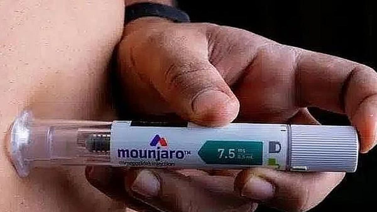 Frascos e medicamentos apreendidos pela Polícia Federal